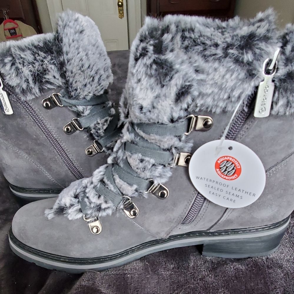 womans fur boots